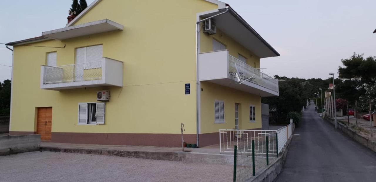 Apartmani Milutin Brodarica  Luaran gambar